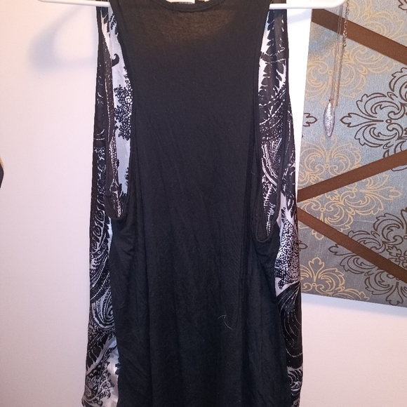 Black and white sleeveless blouse 2x - Picture 2 of 4